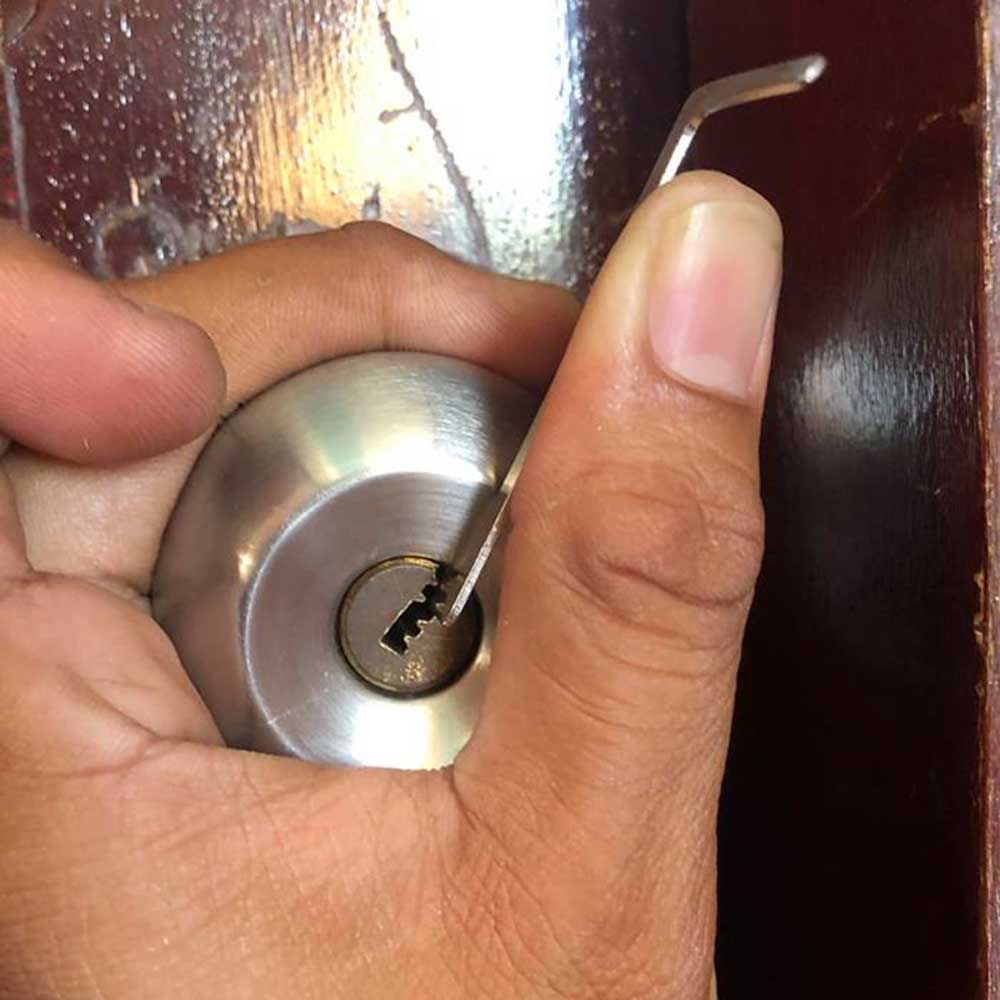 Mở khóa cửa tay nắm tròn làm chìa khóa tại nhà giá rẻ 